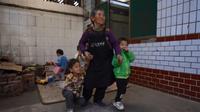 Kong Zhenglan bersama anak asuhnya (Sumber: odditycentral)