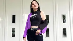 Gaya outfit pemilik nama lengkap Fitri Dian Puspita ini memang dikenal glamor saat di atas panggung. Kendati demikian, di kesehariannya ia lebih sering tampil dengan gaya simpel dan sporty. Ia juga sering membagikan gaya ootd-nya di media sosial, terutama Instagram. 
(Liputan6.com/IG/fitricarlina)