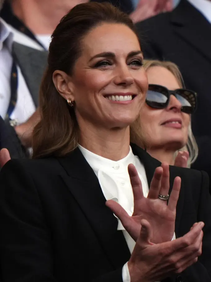 Tanpa Rambut Pirang, Kate Middleton Tampil Menawan dengan Brunette Half Up Do di Pertandingan Piala Dunia Rugby Inggris