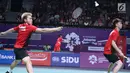 Ganda putra Indonesia, Kevin Sanjaya S/Marcus F Gideon mengembalikan kok ke arah pemain India, Satwik S Rankireddy/Chirag C Shetty pada perempat final Bulutangkis Beregu Putra Asian Games 2018 di Jakarta, Senin (20/8). (Liputan6.com/Helmi Fithriansyah)