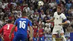 Timnas Inggris nyaris tersingkir di babak 16 besar Euro 2024 saat menghadapi Slovakia di Arena AufSchalke, Gelsenkirchen, Jerman, Minggu (30/6/2024) malam WIB. Tertinggal sejak menit ke-25 melalui gol Ivan Schranz, Three Lions baru mampu menyamakan skor 1-1 melalui Jude Bellingham saat injury time babak kedua memasuki menit kelima. Gol kemenangan pasukan Gareth Southgate dicetak via tandukan kepala Harry Kane pada menit pertama masa perpanjangan waktu. (AP Photo/Antonio Calanni)