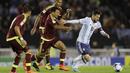 Kapten Argentina, Lionel Messi, berusaha melewati pemain Venezuela pada laga kualifikasi Piala Dunia 2018 di Stadion Monumental Antonio Vespucio Liberti, Rabu (6/9/2017). Argentina ditahan imbang 1-1 oleh Venezuela. (AP/Natacha Pisarenko)