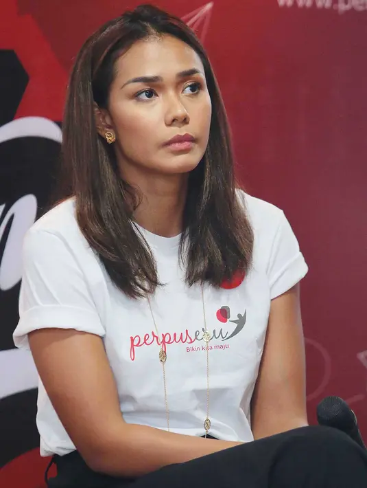 "Saya perhatiin sekitar, temen-temen lain gak suka baca. Anak muda sekarang males baca.  Sebabnya apa? Ya karena hidup digital yang terlalu merajalela. Bahkan orang lebih suka texting atau live," kata Adinia Wirasti. (Nurwahyunan/Bintang.com)