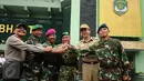 Gubernur DKI Jakarta, Basuki Tjahaja Purnama (kedua kanan) bersalam komando dengan jajaran TNI/Polri usai apel gabungan di Makodam Jaya, Jakarta, Rabu (17/2/2016). Apel bentuk kesiapan pengamanan KTT OKI, Maret mendatang. (Liputan6.com/Helmi Fithriansyah)