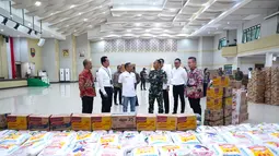 Direktur Human Capital & Compliance BRI, A. Solichin Lutfiyanto, bersama tim Elang dan insan BRILian turun langsung ke lokasi bencana di Sumatera Barat. Kehadiran mereka menjadi bentuk kepedulian BRI untuk memastikan bantuan tepat sasaran. Foto: BRI