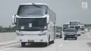 Bus yang digunakan Presiden Joko Widodo saat menjajal jalan Tol Trans Jawa, Kamis (20/12). Jokowi menggunakan bus ketika uji coba trans Jawa sepanjang 341 km dari Surabaya menuju Jembatan Kali Kuto, di Kendal, Jawa Tengah. (Liputan6.com/Angga Yuniar)