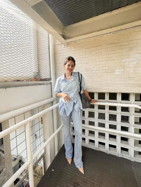 Inspirasi tampil chic di akhir pekan. Kemeja biru polos dengan aksen drappery di sisi kanan-kiri, dipadu Enzy Storia dengan celana jeans. [Foto: Instagram/enzystoria]