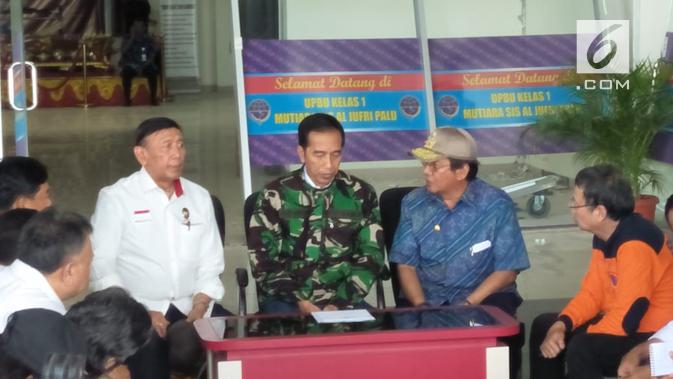 Presiden Jokowi bersama Menko Polhukam Wiranto di Palu. (Liputan6.com/Septian Deny)