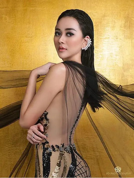 "He's my best friend. Kebanyakan teman aku itu cowok. Aku nggak bisa temenan sama cewek karena cewek itu ribet. Mending main sama cowok aja. Dan aku juga emang kecowok-cowokan. Coba lihat ke mana-mana sama cowok semua," tutur Aura. (Instagram/ aurakasih)