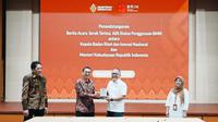 Penandatanganan Berita Serah Terima Alih Status Penggunaan BMN antara Kepala Badan Riset dan Inovasi Nasional (BRIN) dan Menteri Kebudayaan Republik Indonesia. (dok. Kementerian Kebudayaan)