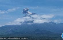 Fakta Unik: Gunung Semeru Erupsi Empat Kali Sehari, Letusan Capai 700 Meter!