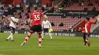 Winger Manchester City Raheem Sterling mencetak gol ke gawang Southampton pada laga Liga Inggris di St Mary's Stadium, Sabtu (19/12/2020). (AP/Adrian Dennis)