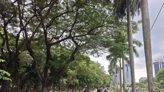 Monas Masih Jadi Andalan Libur Lebaran, Cuaca Panas Tak Surutkan Wisatawan