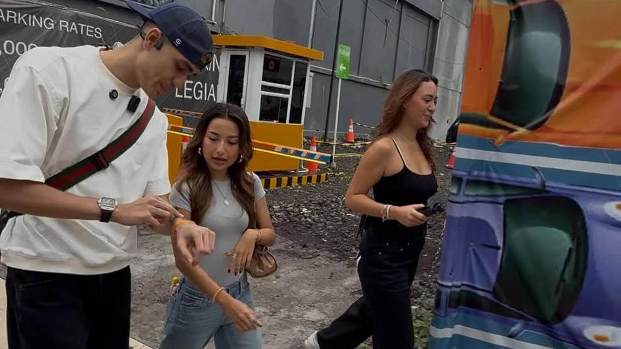 Aisar Khaled Foto Bareng Jennifer Coppen, Fans Fuji Ngamuk Sampai Disuruh Pulang ke Malaysia