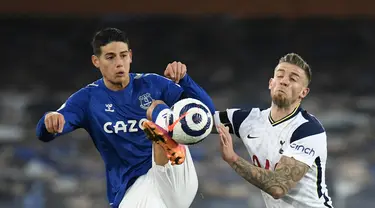 Gelandang Everton, James Rodriguez berebut bola dengan bek Tottenham Hotspur, Toby Alderweireld pada pertandingan lanjutan Liga Inggris di Goodison Park di Liverpool, Inggris, Sabtu (17/4/2021). Everton bermain imbang atas Tottenham 2-2. (Peter Powell / Pool via AP)