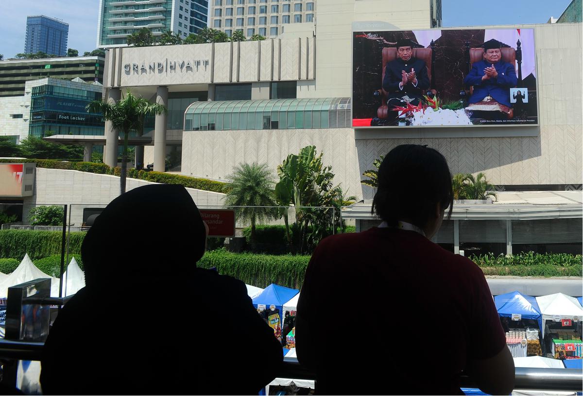 Warga Saksikan Prabowo Ucapkan Sumpah dan Janji sebagai Presiden Lewat Videotron