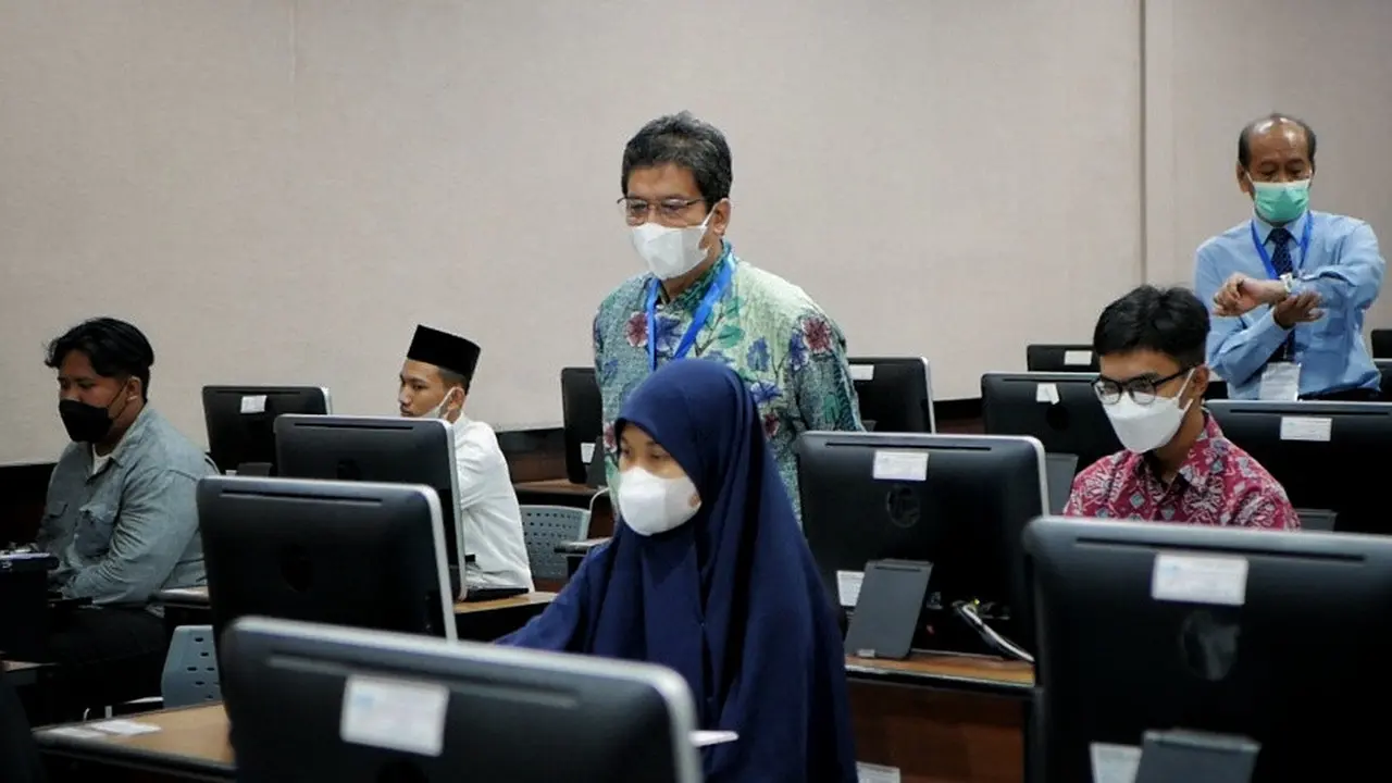 Rektor UNS Pantau UTBK di UNS