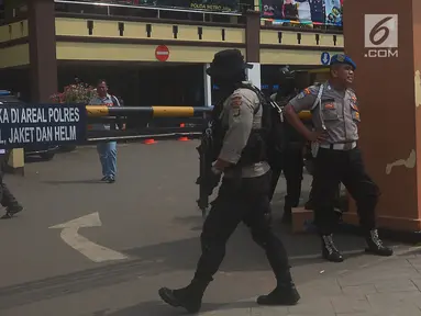 Sejumlah polisi berjaga di depan pintu masuk Polres Jakarta Timur, Rabu (16/5). Pengamanan markas tersebut di perketat menyusul adanya penyerangan Mapolda Riau pada Rabu pagi. (Merdeka.com/Imam Buhori)