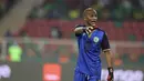 Comoros terpaksa memainkan bek Chaker Alhadhur sebagai kiper dadakan pada laga melawan Kamerun. Hebatnya, pemain 30 tahun itu tampil cukup impresif di bawah mistar dengan empat kali melakukan penyelamatan. (AFP/Kenzo Tribouillard)