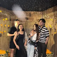 Potret Yura Yunita, Donne Maula, Mahalini dan Rizky Febian honeymoon bareng di Bali. [Foto: Instagram/yurayunita]