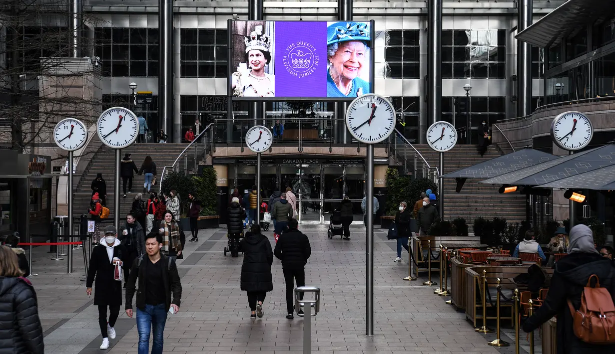 Gambar Ratu Elizabeth II dari Inggris ditampilkan pada layar digital untuk menandai dimulainya Platinum Jubilee di distrik Canary Wharf, London, pada 6 Februari 2022. Ratu Elizabeth II menjadi raja Inggris pertama yang memerintah selama tujuh dekade. (Daniel LEAL/AFP)