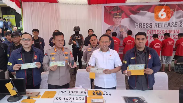 Polda Sulsel bongkar sindikat pemalsu STNK untuk kendaraan bodong (Liputan6.com/Fauzan)