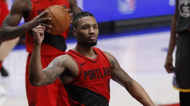 Selebrasi Damian Lillard saat Blazers hancurkan Warriors