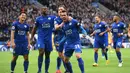 Para pemain Leicester City, merayakan gol Christian Fuchs saat melawan Crystal Palace pada lanjutan Premier League di King Power Stadium, Sabtu (22/10/2016). Leicester City menang 3-1. (Action Images via Reuters/Alan Walter)