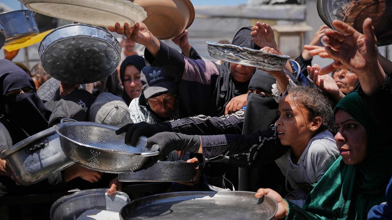FOTO: Nestapa Iduladha di Gaza,  Warga Tetap Antre Makanan
