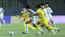 Skuad Garuda Muda takluk dengan skor 0-1 dari Timnas Malaysia dalam laga yang berlangsung di Gelora Joko Samudro, Gresik, Jawa Timur. (Bola.com/M Iqbal Ichsan)
