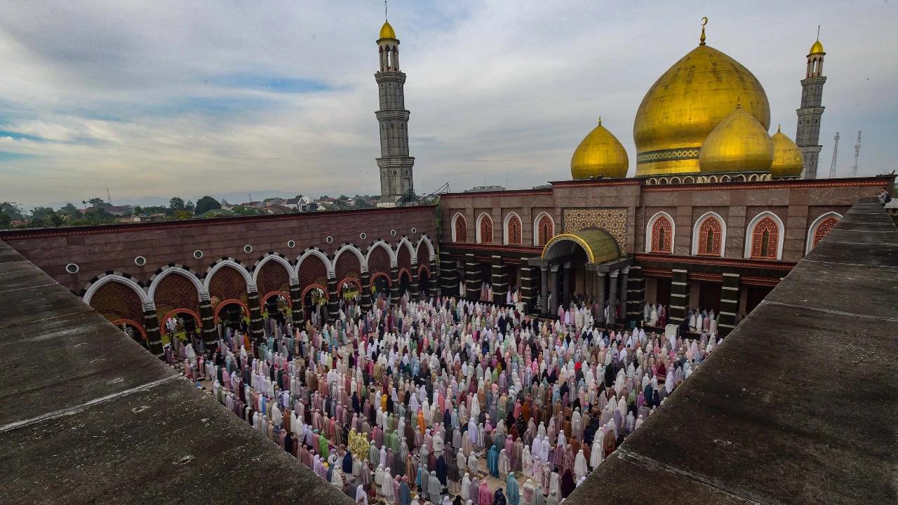 FOTO: Suasana Khidmat Shalat Idul Fitri 1447 Hijriah di Mesjid Kubah Emas Depok