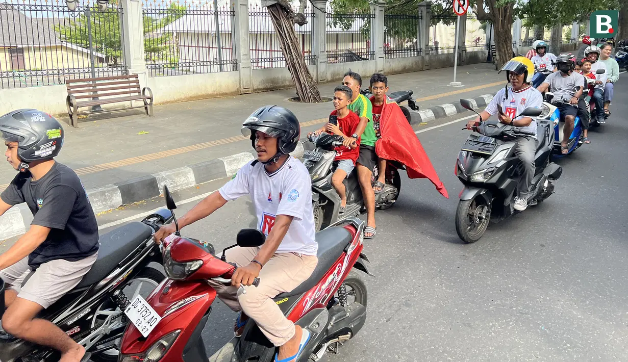 <p>Masyarakat Ternate mengikuti konvoi tim Malut United pada Kamis (14/03/2024). (Bola.com/Hery Kurniawan)</p>