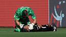 Kiper Kanada, Maxime Crepeau memberikan pertolongan kepada asisten wasit Humberto Panjoj saat mengalami pingsan pada laga Grup A Copa America 2024 antara Peru melawan Kanada di Children's Mercy Park, Kansas City, Kansas, Selasa (25/06/2024) waktu setempat. (AFP/Getty Images/Jamie Squire)