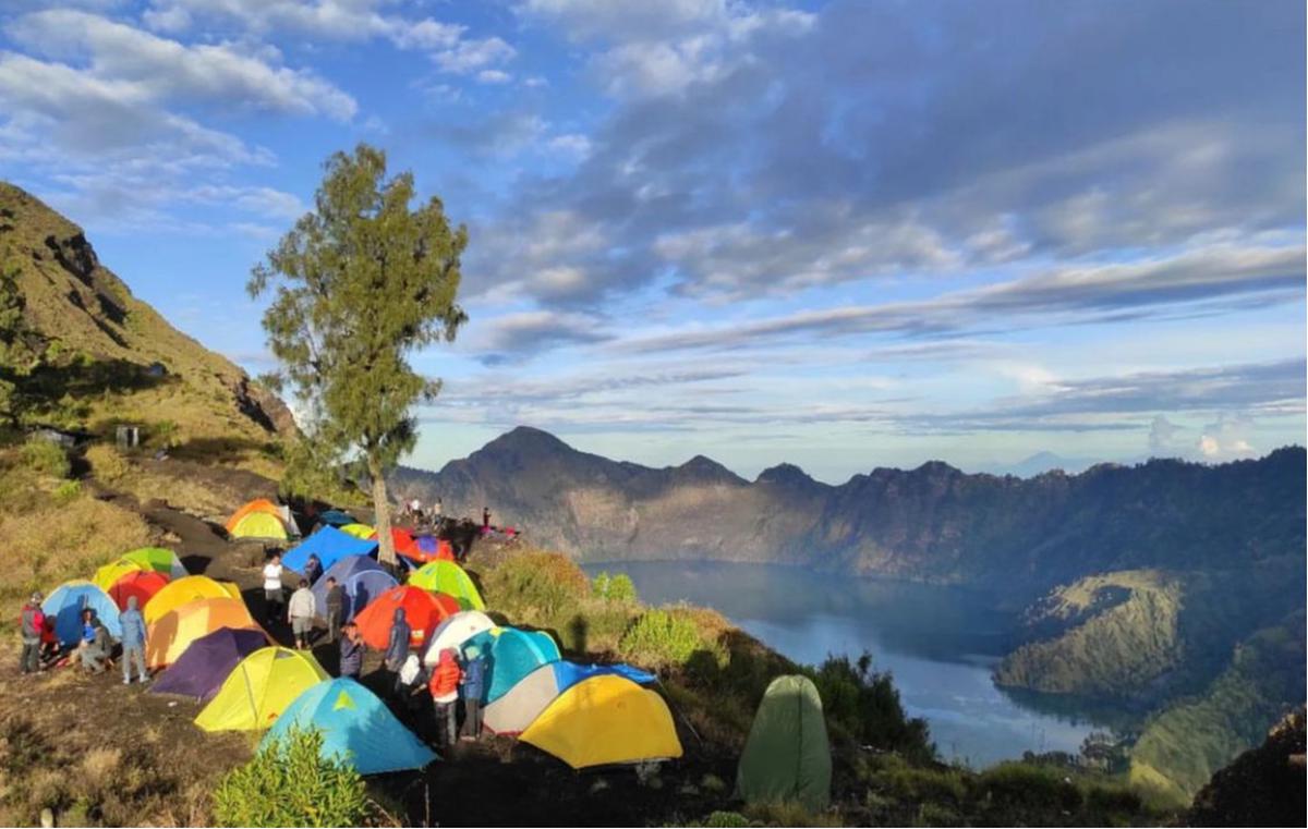 Gunung Barujari merupakan anak Gunung Rinjani di Lombok, NTT