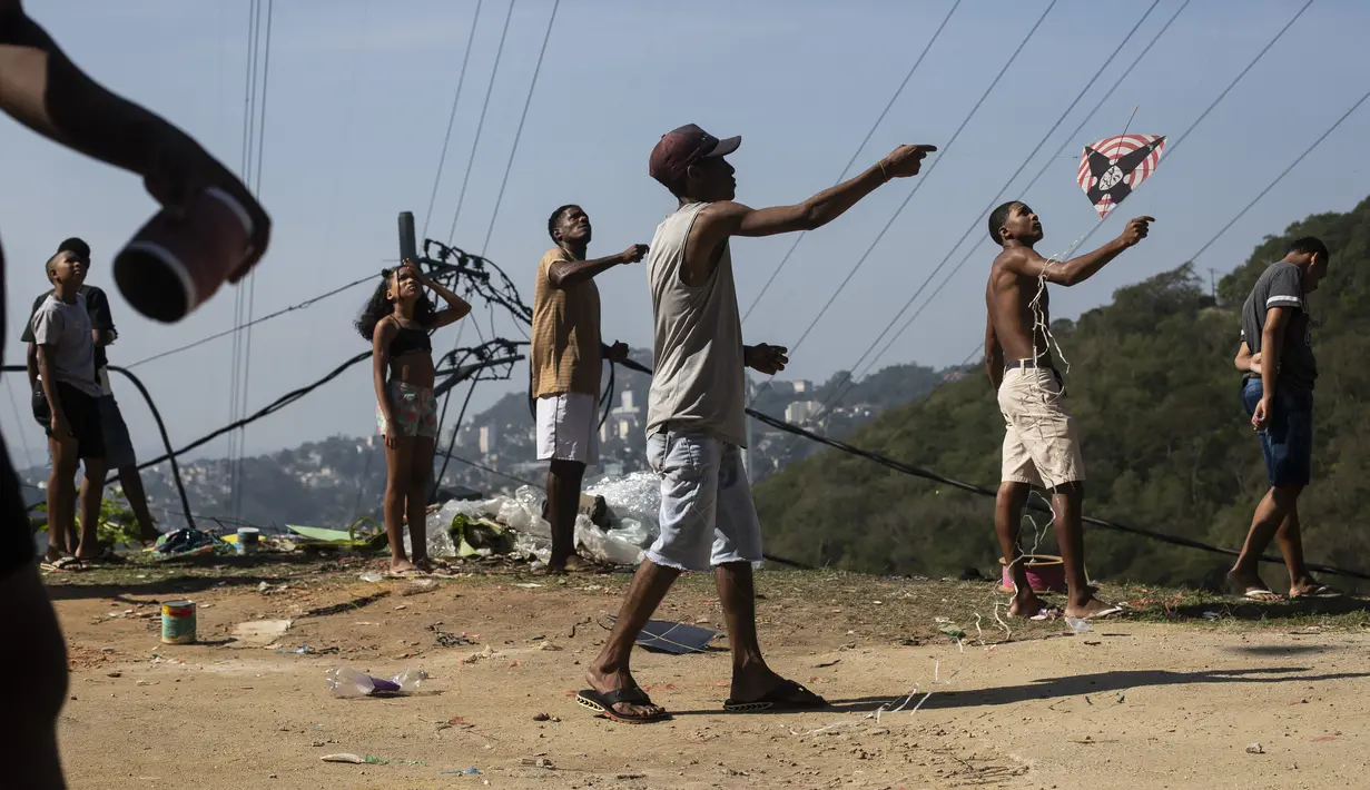 <p>Budaya macho yang kompetitif telah mengubah aktivitas yang tadinya aman menjadi pertarungan sengit untuk melepaskan layang-layang saingannya, yang menyebabkan serangkaian cedera serius dan bahkan kematian. (AP Photo/Bruna Prado)</p>