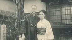 Begini potret Agnez Mo dan Adam Rosyadi yang tampil menawan saat kompak memakai kimono dalam liburannya ke Jepang. Banyak netizen pun membanjiri potret keduanya dengan berbagai pujian dan doa agar keduanya lekas menuju pelaminan. (Liputan6.com/IG/@agnezmo)