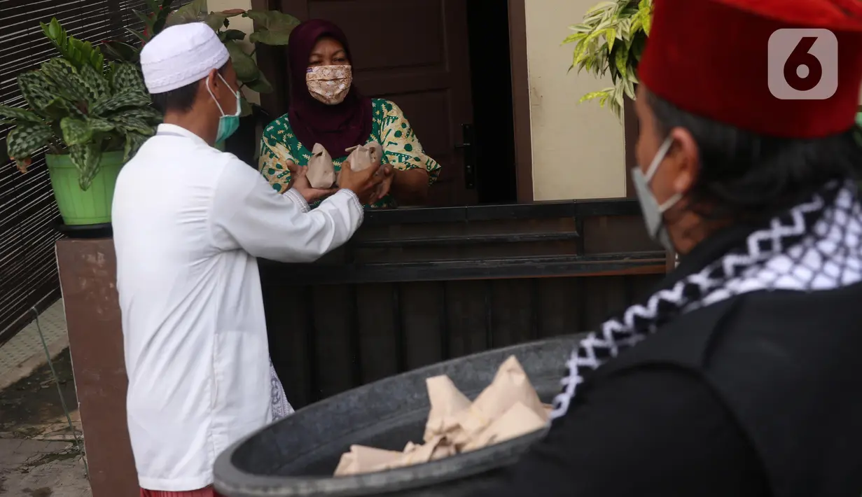 Sejumlah warga tengah membagikan nasi bungkus kepada warga yang terdampak Covid-19 di di RW 03, Kelurahan Gandasari, Kecamatan Jatiuwung, Kota Tangerang, Jumat (11/6/2021).  (Liputan6.com/Angga Yuniar)