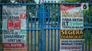 Spanduk meminta pelantikan RT di Meruya di Perumahan TMV Meruya Selatan, Kembangan, Jakarta Barat, Sabtu (26/2/2022). Spanduk berisikan tuntutan warga karena lambatnya Pemprov DKI untuk segera pihak kelurahan Meruya Selatan melantik RT terpilih sejak November 2021. (Liputan6.com/Faizal Fanani)