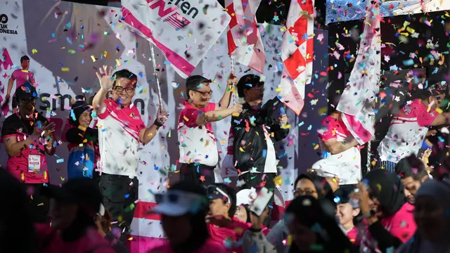 Managing Director Sinar Mas sekaligus Komisaris Utama Smartfren, Ferry Salman memberikan semangat ke Managing Director Sinar Mas, Saleh Husin dan peserta lari lainnya di kegiatan Smartfren Run 2024. (Dok Sinar Mas)