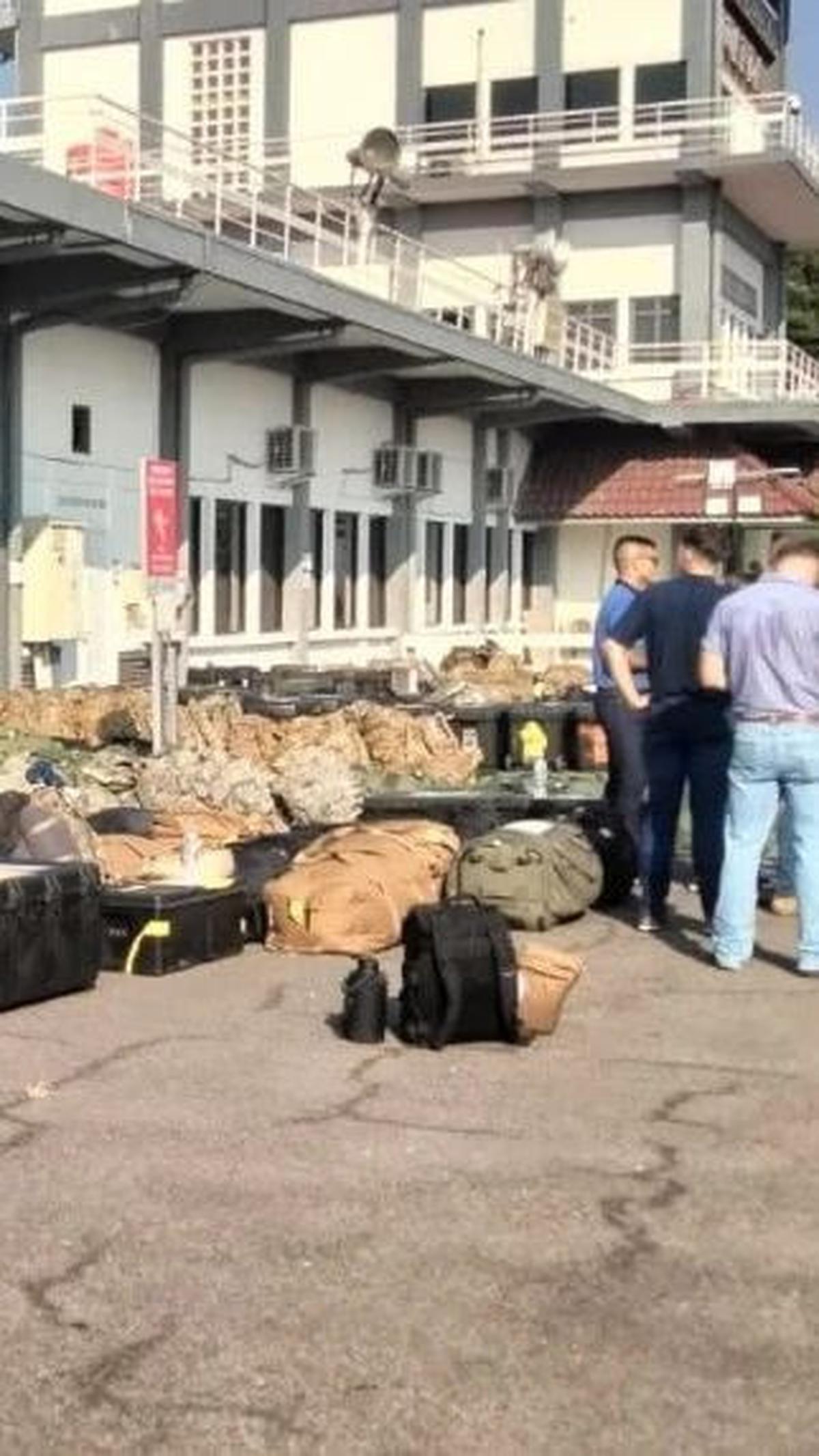 Barang bawaan itu sendiri termasuk perlatan yang akan digunakan oleh tentara Amerika Serikat ketika latihan.