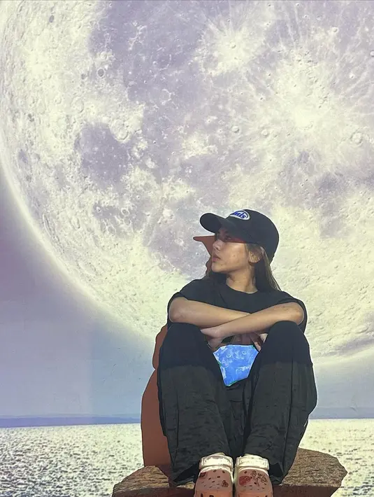 <p>Ziva memberi pernyataan gaya dalam tampilan serba-hitamnya lewat sepatu putih Crocs dengan Jibbitz. [Foto: @zivamagnolya]</p>