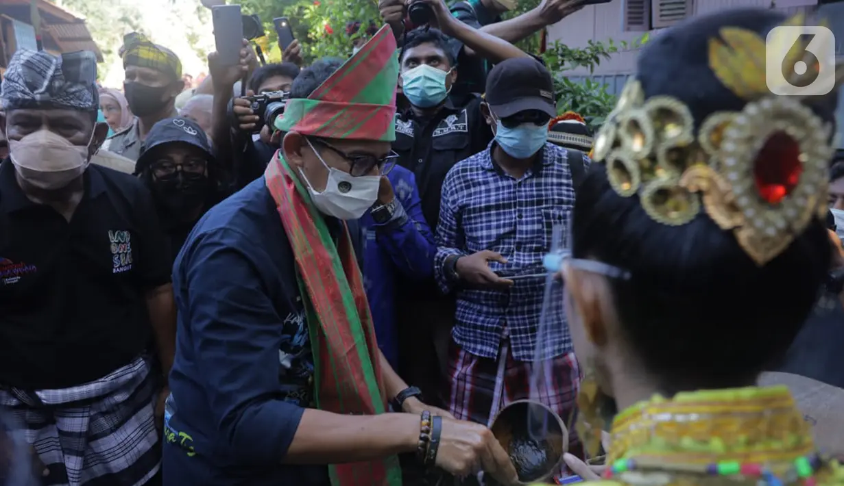 Keluhan pelaku UMKM dijawab Sandiaga melalui kementrian dengan memberikan dua mesin jahit dan dua unit mesin border yang telah dipesan dari Kendari. Bantuan ini bisa membuat pendapatan para pembuat souvenir ini naik sehingga meningkatkan ekonomi penduduk desa. (Liputan6.com/HO/Parekraf)