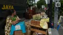 Warga melihat prajurit TNI Kodam Jaya memindahkan barang-barang saat proses pengosongan rumah dinas Kodam Jaya di Jakarta Pusat, Kamis (30/1/2020). Sebanyak 10 rumah dikosongkan karena penghuni tidak memiliki hak izin tinggal di rumah tersebut. (merdeka.com/Imam Buhori)