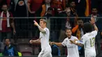 Pemain Real Madrid Toni Kroos (kiri) merayakan dengan rekan setimnya setelah mencetak gol ke gawang Galatasaray pada laga Liga Champions di Istanbul, Turki, Selasa (22/10/2019). Real Madrid mengalahkan Galatasaray lewat gol tunggal Toni Kroos. (AP Photo)
