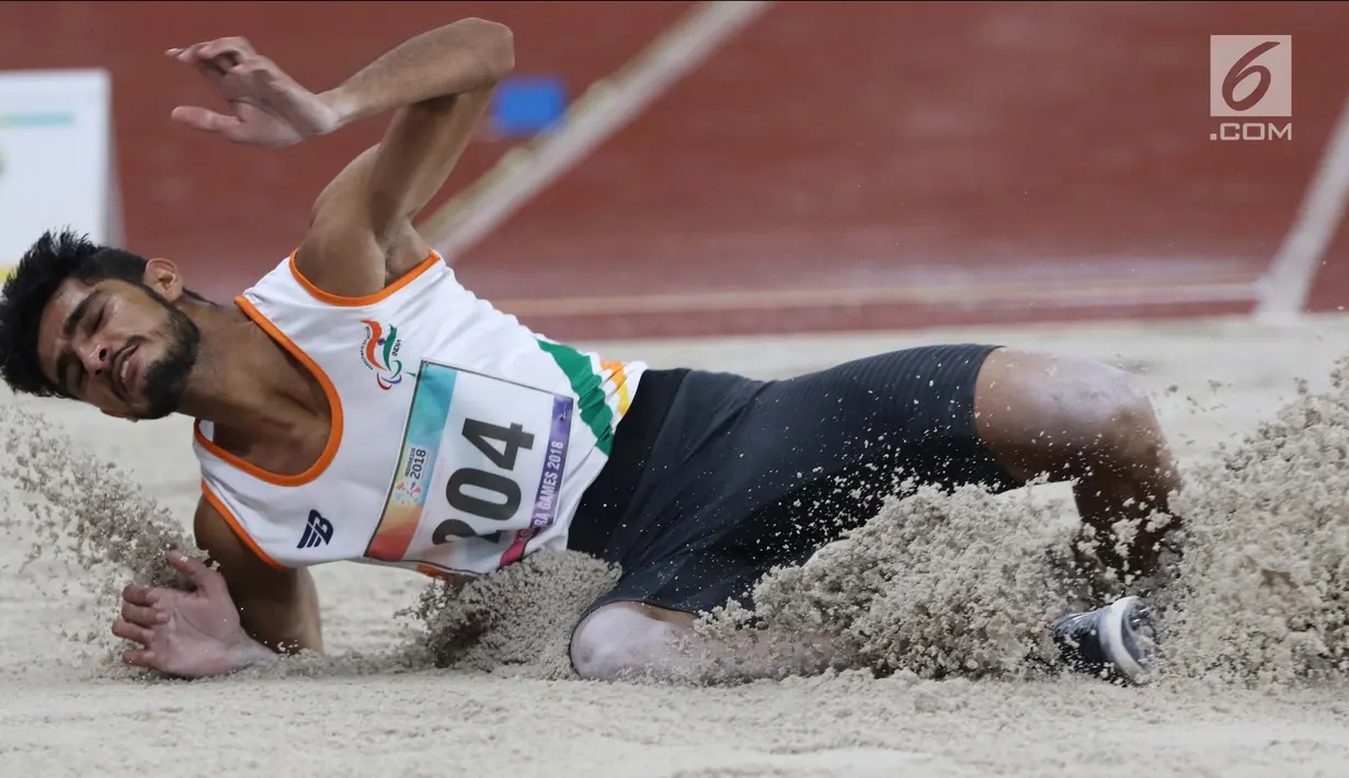 Atlet para atletik asal India, Pardeep saat mendarat pada lomba lompat jauh T44, T62/T64 putra Asian Para Games 2018 di Stadion Utama Gelora Bung Karno, Jakarta, Jumat (12/10). (Liputan6.com/Helmi Fithriansyah)