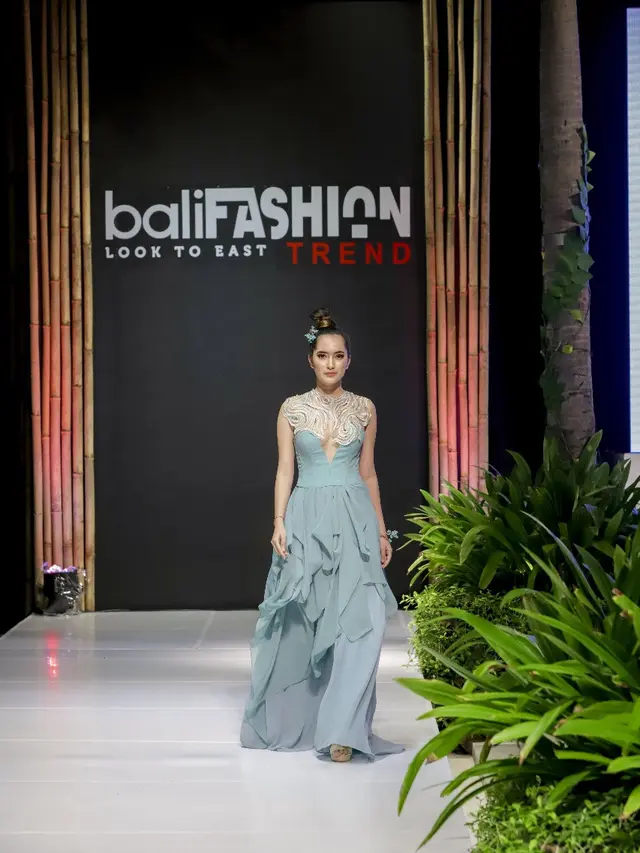 Parade Gaun Malam di Bali Fashion Trend 2019