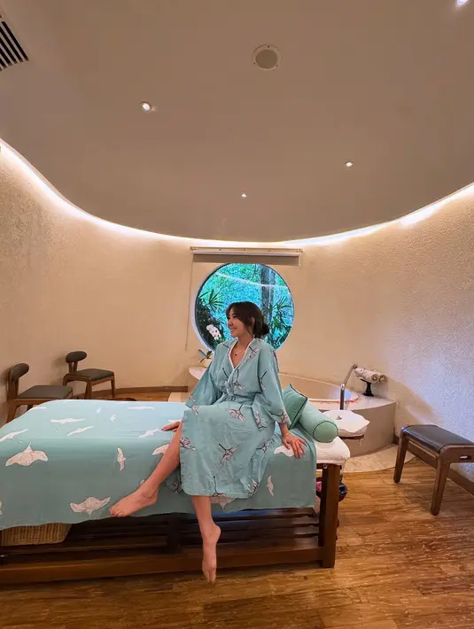 Berkimono dengan motif yang indah, Gisel menikmati waktu Spa.  [Foto: Instagram/ Gisel_la]