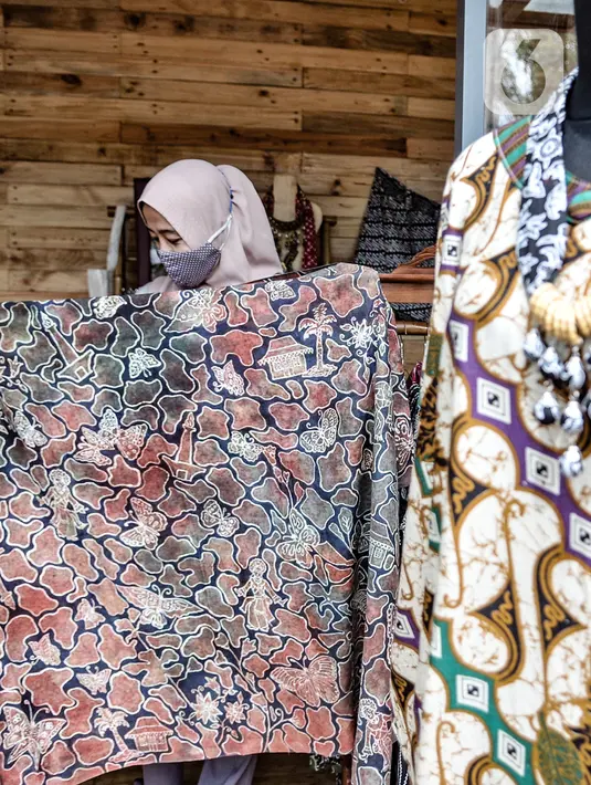 Pengrajin merapikan batik tulis di salah satu Kios Jakpreneur di Jalan Jenderal Sudirman, Jakarta, Rabu (3/2/2021). Kios Jakpreneur merupakan bagian dari fasilitas untuk para peserta dalam mengembangkan produk UMKM. (merdeka.com/Iqbal S. Nugroho)