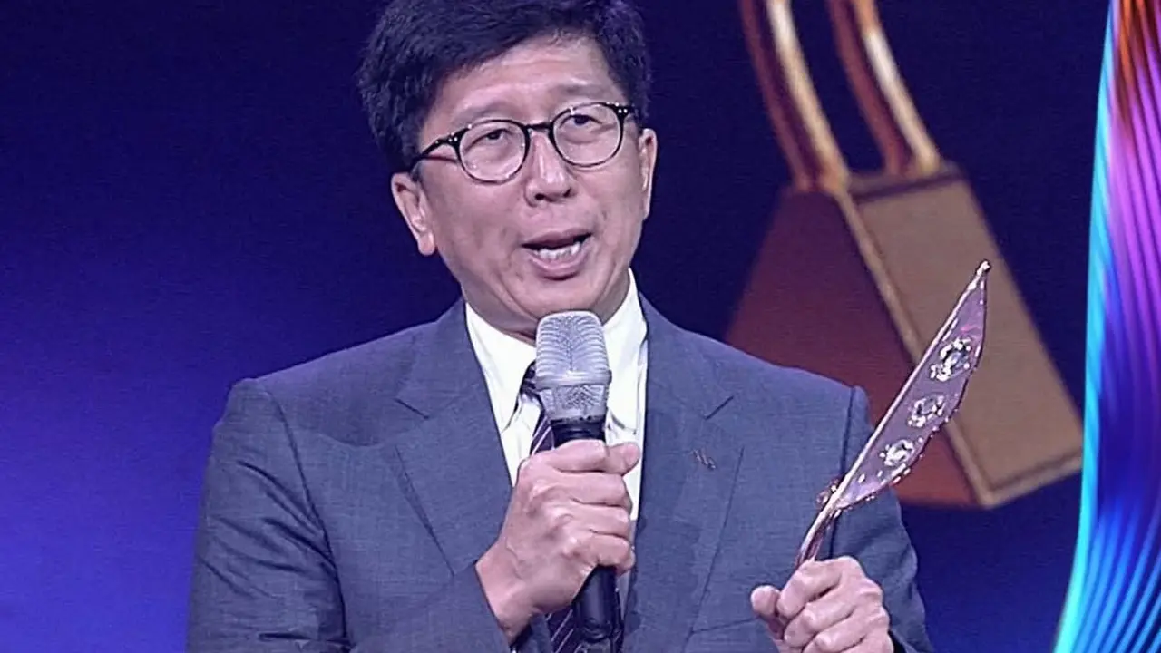 Sutanto Hartono, Direktur Utama PT Surya Citra Media Tbk menerima penghargaan Surya Citra Media raih Broadcaster of The Year di 30th Asian Television Awards. Dok. SCTV