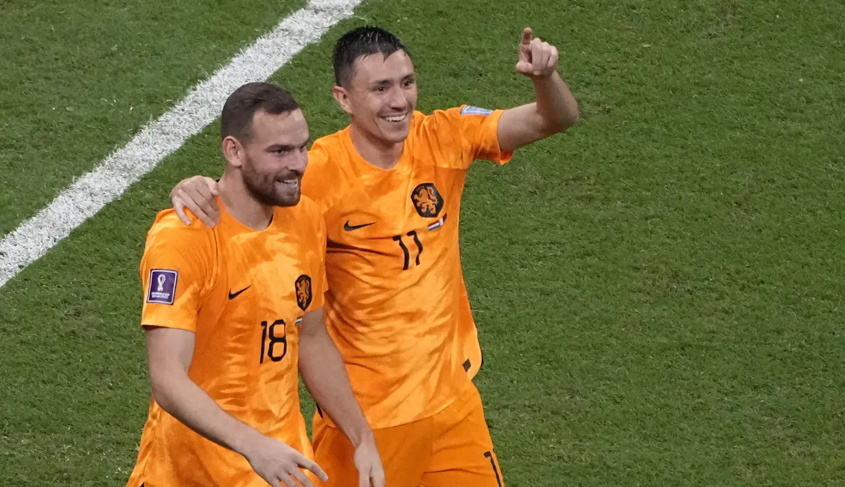<p>Pemain Belanda&nbsp;Steven Berghuis (kanan) dan Vincent Janssen merayakan gol ketiga timnya yang berakhir dianulir oleh wasit saat matchday ketiga Grup A Piala Dunia 2022, Selasa (29/11/2022). (AP/Ariel Schalit)</p>